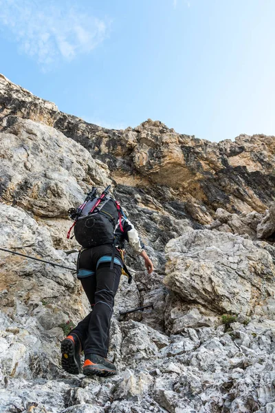 Alpinist artan dağ duvar. — Stok fotoğraf