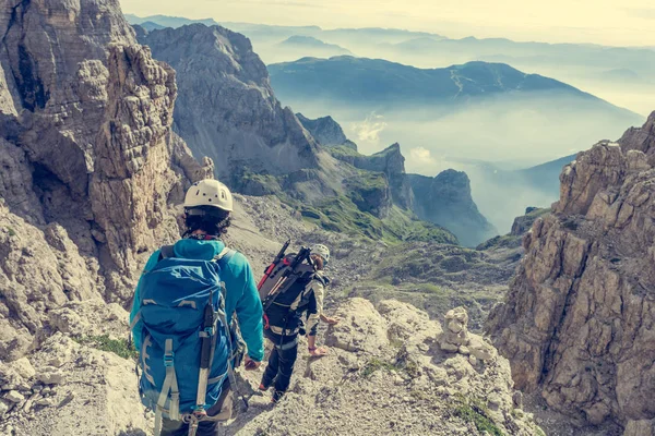 Bir dağ yolu yürüyen dağcıların çifti. — Stok fotoğraf