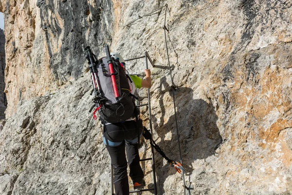 Horolezec vzestupně kovový žebřík k řešení svislé stěny. — Stock fotografie