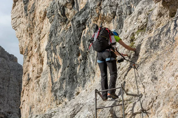 登山者提升金属梯以处理竖壁. — 图库照片