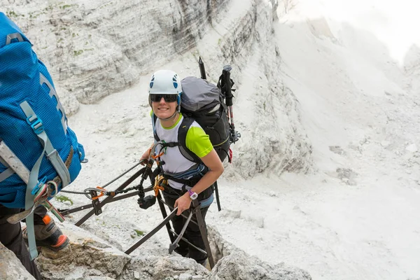 Happy climber reaching the summit of ladder. — Stock Photo, Image