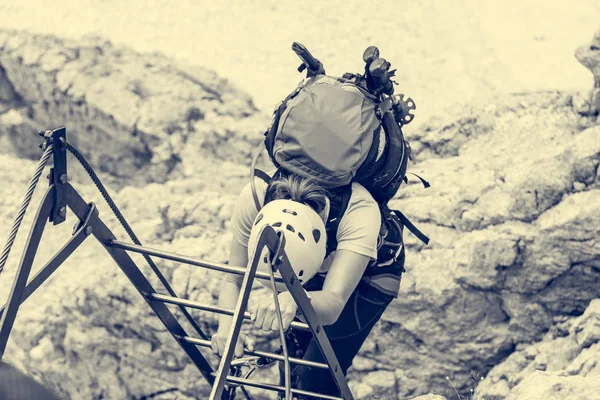 を介してフェッラタ金属はしごに取り組む登山. — ストック写真