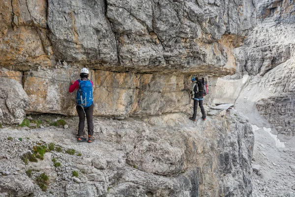 Horolezci na úzké římse chráněn via ferrata set. — Stock fotografie