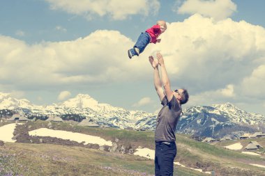 Mutlu baba çocuğunu Hava atma.