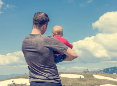 Genç Baba holding kız onun kollarında.