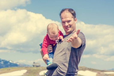 Genç baba çocuğunu kollarında holding ve katılmak için davet.
