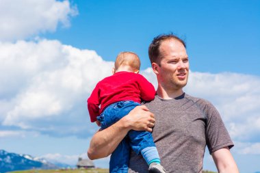 Genç Baba holding kız onun kollarında.