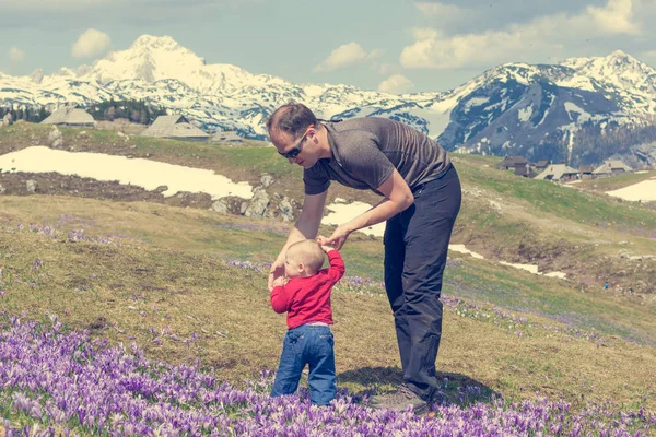 Père enseignant à sa fille comment marcher dans la nature . — Photo