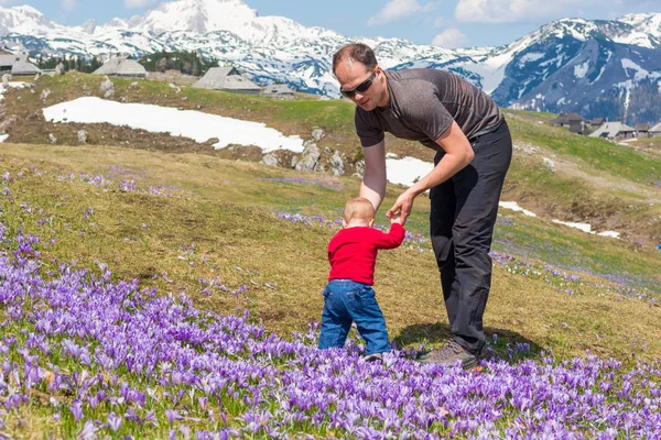 Pai ensinando sua filha a andar na natureza . — Fotografia de Stock