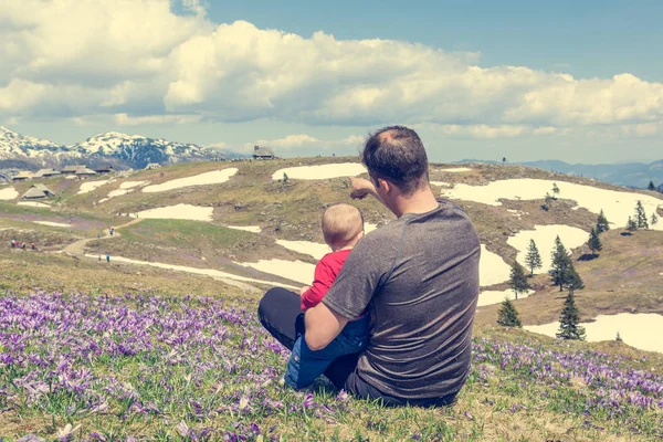 Vue arrière du père et de la fille profitant des montagnes . — Photo