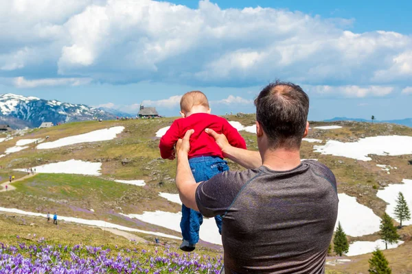 Junger Vater hebt seine Tochter in die Luft. — Stockfoto