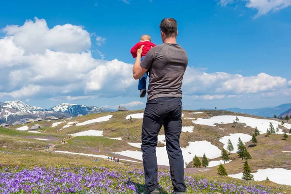 Junger Vater hebt seine Tochter in die Luft. — Stockfoto