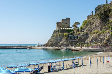 Monterosso al Mare, İtalya - 27 Nisan: plaj Monterosso defne, görünüm üzerinde 27 Nisan 2018 Monterosso al Mare, İtalya için