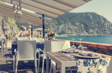 Konuklar deniz tatil için bekleyen boş tablolar.