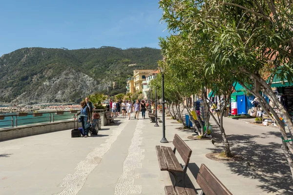 Monterosso al Mare, 27 aprile: Veduta sulla baia di Monterosso, 27 aprile 2018 a Monterosso al Mare, Italia — Foto Stock