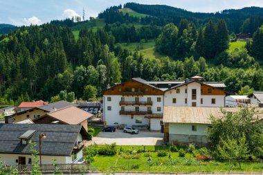 Muhlback am Hochkoenig, Avusturya - 26 Temmuz 2019 'da Alp dağı köyü, Muhlback am Hochkoenig, Avusturya