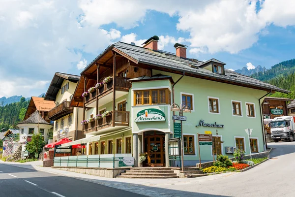 Muhlback am hochkoenig, Austria - 7 월 26 일 : Alpine mountain village, 2019 년 7 월 26 일 muhlback am hochkoenig, Austria — 스톡 사진