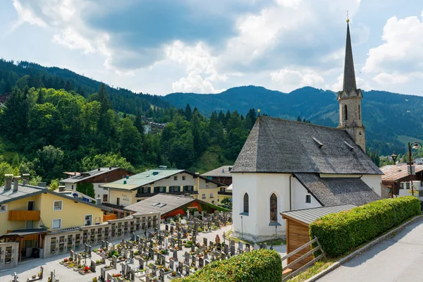 Muhlback am Hochkoenig, Áustria - 26 de julho: Alpine mountain village, em 26 de julho de 2019 em Muhlback am Hochkoenig, Áustria — Fotografia de Stock