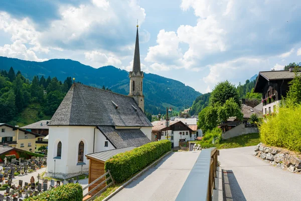 Muhlback am Hochkoenig, Áustria - 26 de julho: Alpine mountain village, em 26 de julho de 2019 em Muhlback am Hochkoenig, Áustria — Fotografia de Stock