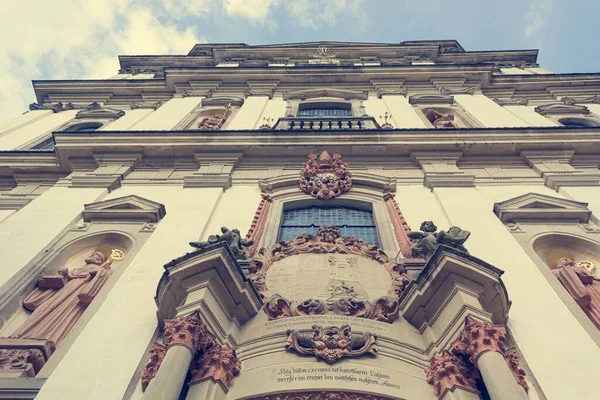 Живописный фасад церкви в стиле барокко со многими деталями . — стоковое фото