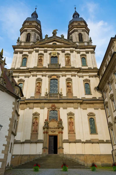 Festői barokk apátság templom homlokzat sok részletet. — Stock Fotó