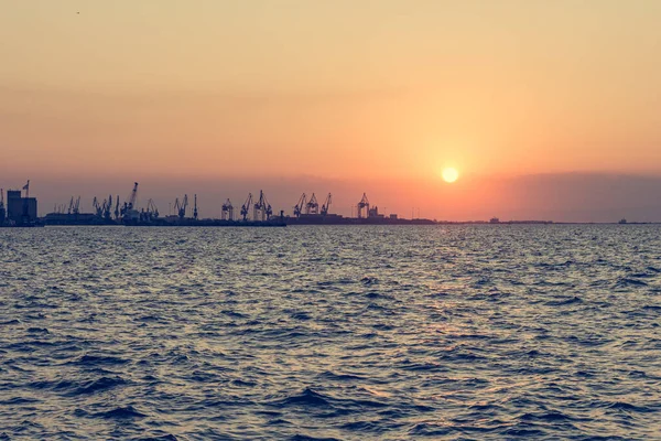 Spektakularny widok na zachód słońca w zatoce Thermaic. — Zdjęcie stockowe
