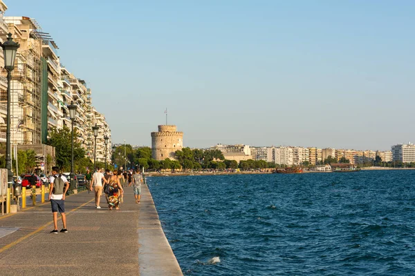 Thessaloniki, Greece - August 28, 2019: People walking along waterfront at White tower — Stock Photo, Image