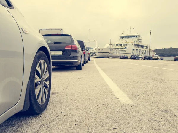 Vista en ángulo de los coches estacionados en línea esperando a bordo del ferry . — Foto de Stock