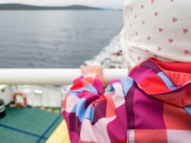 Güzel bir kızın bulutlu bir havada feribot yolculuğunun keyfini çıkarması..