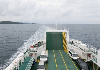 Bulutlu havada giden feribot neredeyse boş..