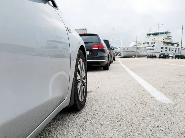 Vista ad angolo delle auto parcheggiate in fila in attesa di salire a bordo del traghetto . — Foto Stock