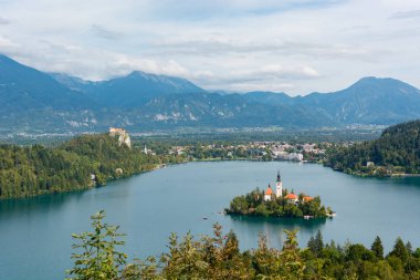 Göl kenarında kilisesi olan muhteşem bir ada manzarası..