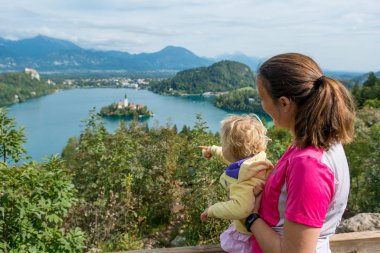 Anne ve kızı romantik adayla muhteşem göl manzarasının keyfini çıkarıyorlar..
