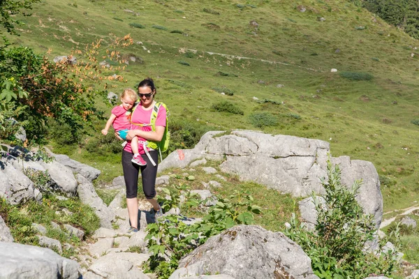 Madre e hija de senderismo en un camino de montaña . — Foto de Stock