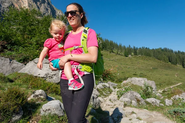 Mor och dotter vandrar på en bergsstig. — Stockfoto