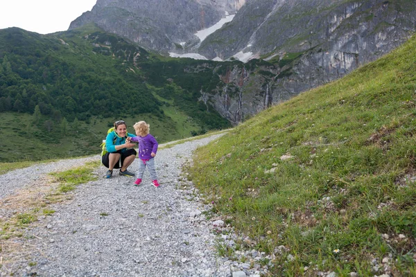 Anne ve kızı dağ yolunda yürüyorlar.. — Stok fotoğraf