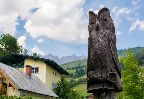 Drewniana sowa rzeźbiona w malowniczym górskim miasteczku. — Zdjęcie stockowe