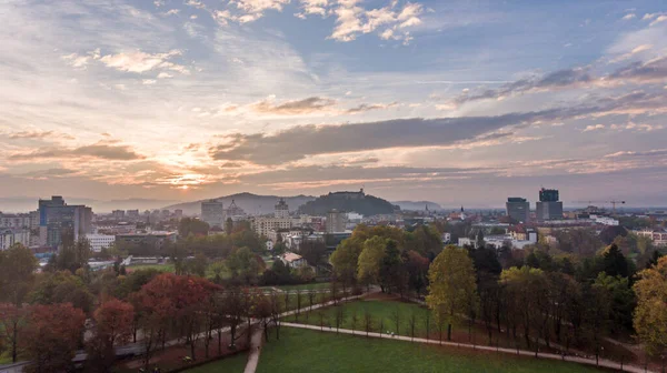 Nádherný ranní panoramatický výhled na město Lublaň. — Stock fotografie