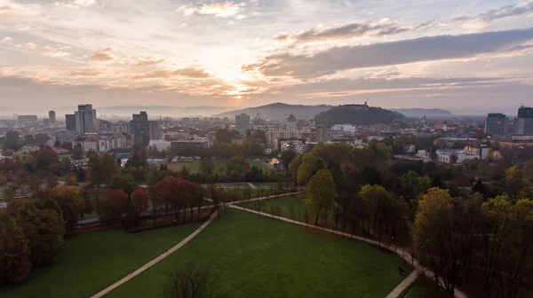 Nádherný ranní panoramatický výhled na město Lublaň. — Stock fotografie