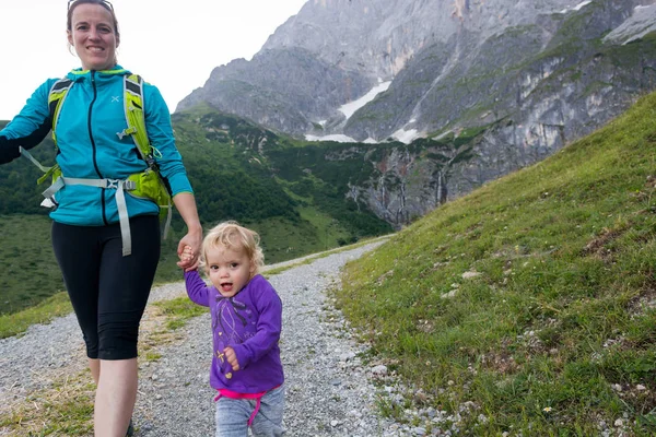 Madre e hija de senderismo en un camino de montaña . — Foto de Stock