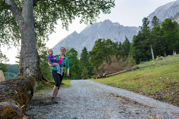 Madre e hija de senderismo en un camino de montaña . — Foto de Stock