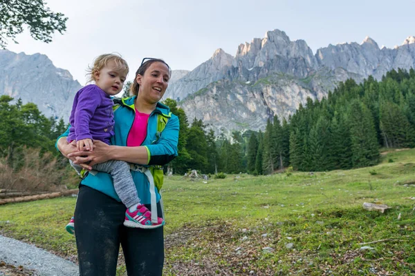 Caminhadas de mãe e filha em um caminho de montanha . — Fotografia de Stock