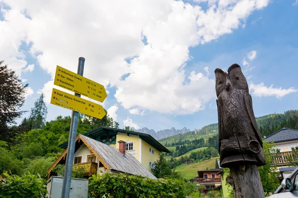 Mesa de caminhada amarela mostrando o caminho para caminhadas Áustria alpes . — Fotografia de Stock