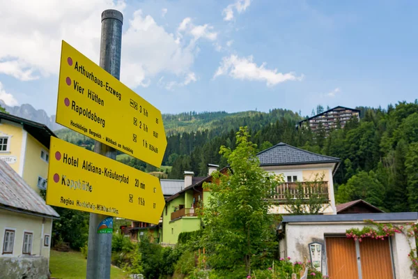 Yellow hiking table showing the way for hiking Austria alps. — 스톡 사진