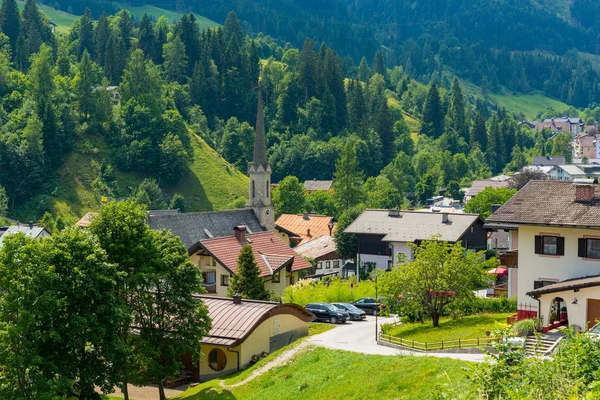 Pitoresca cidade montanhosa alpina Muhlbach am Hochkonig . — Fotografia de Stock