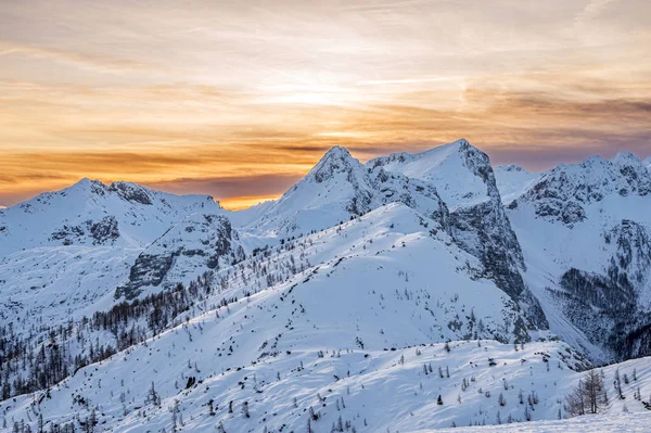 Spektakulär vinter berg panoramautsikt över bergen vid solnedgången. — Stockfoto