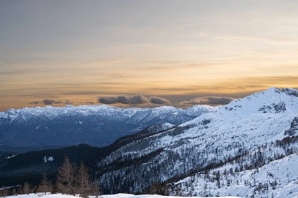 Spectacular winter mountain panoramic view of mountains at sunset. — Stock Photo, Image