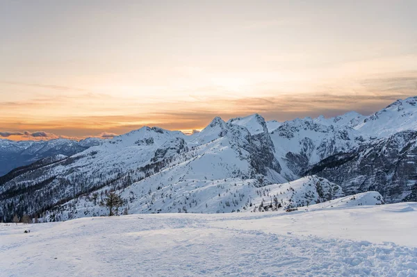 Nádherný zimní horský panoramatický výhled na hory při západu slunce. — Stock fotografie