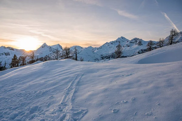 日落时分山景壮观的冬山全景. — 图库照片