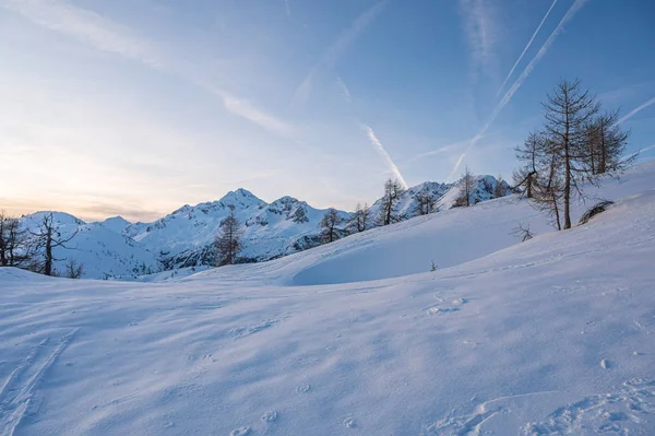 Spektakulär vinter berg panoramautsikt över bergen vid solnedgången. — Stockfoto